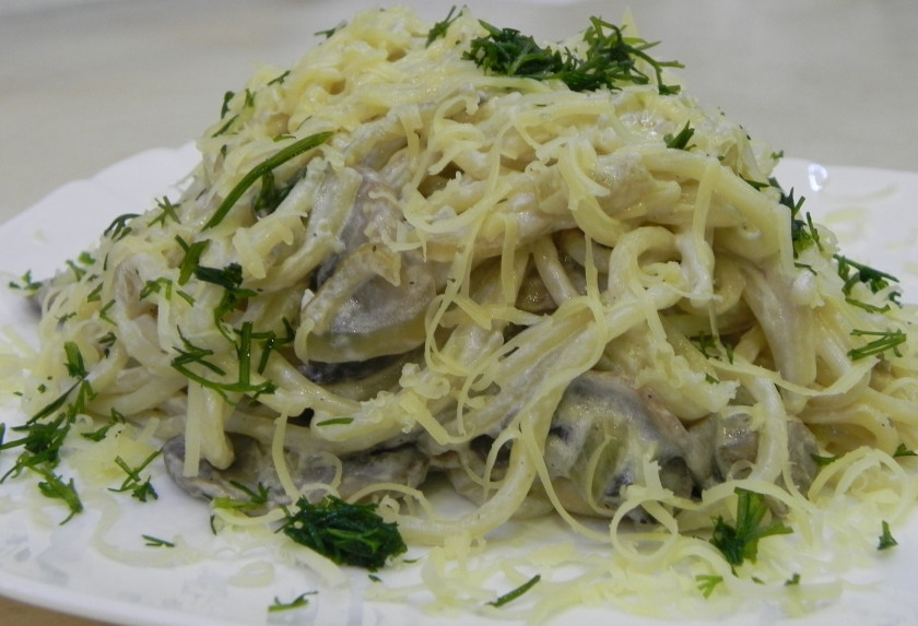 1. Этап. Грибной соус из вешенок: В соус также добавьте измельчённый укроп. Перемешайте его, выключите огонь и накройте сковороду крышкой. Дайте соусу постоять две-три минуты, а затем подавайте его к пасте или другим блюдам.