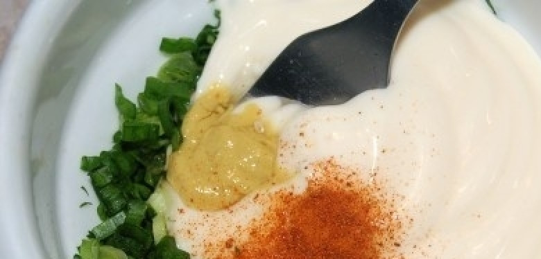 1. Этап. Семга отварная: Добавьте к зелени горчицу, майонез, перец и лимонный сок. Перемешайте все ингредиенты.