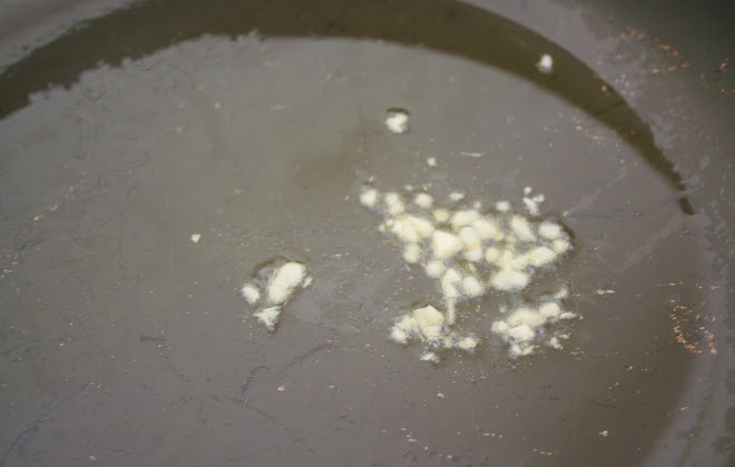 1. Этап. Ризотто с шампиньонами и сливками: На оливковом масле слегка обжариваем измельченный чеснок.