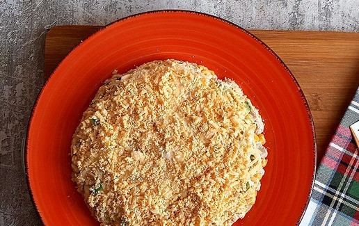 1. Этап. Салат Снежок: Теперь нам нужно разделить яйца на желтки и белки. 5 слой: желтки, натёртые на тёрке с мелкими зубцами Майонез не нужен. Силиконовой лопаточкой утрамбовывайте слои и выравнивайте по краю.