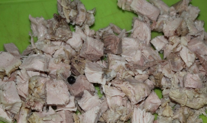 1. Этап. Запеканка с мясом: Мясо отварите до готовности в кипящей подсоленной воде. Остудите свинину, порежьте её кубиками.