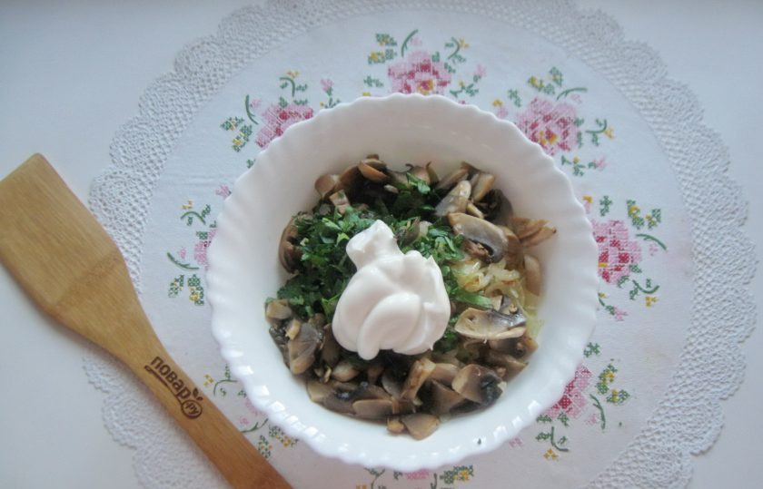 1. Этап. Салат с мясом и жареными шампиньонами: Заправьте салат майонезом.