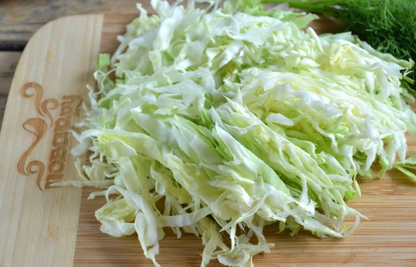 1. Этап. Маринованная капуста с помидорами: Капусту мелко нашинкуйте ножом, как на борщ.