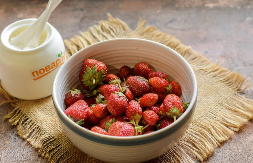 1. Этап. Варенье из клубники в микроволновке: Подготовьте клубнику, сахар и сок лимона.