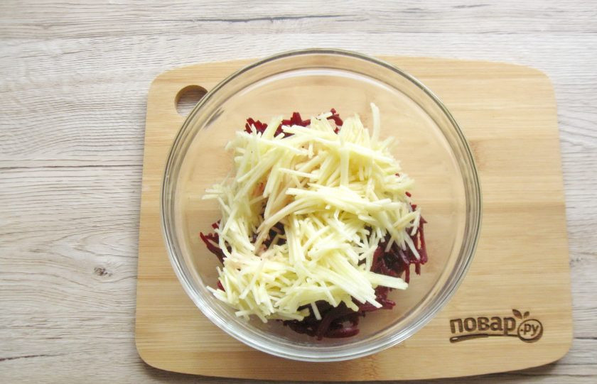 1. Этап. Салат из свеклы с яблоком и орехами: Яблоко вымойте, очистите и тоже натрите на тёрке.