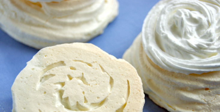 1. Этап. Безе с ягодами: Наполняем безе взбитыми сливками.