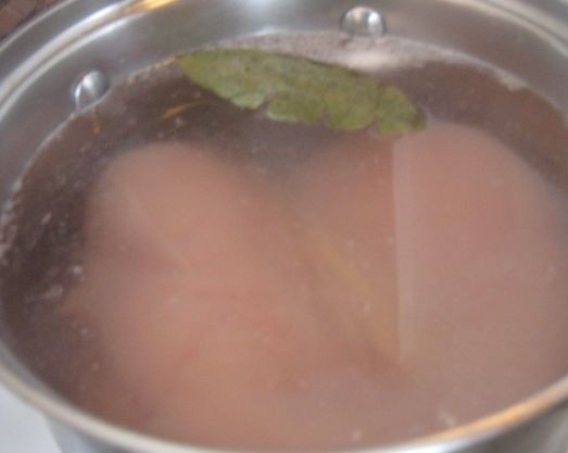 1. Этап. Куриный салат с черносливом: 1. Это очень простой праздничный куриный салат с черносливом. Первым делом нам нужно приготовить куриное филе. Отвариваем его со специями до готовности и даем остыть.