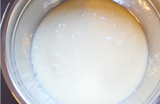 1. Этап. Лимонно-мятный барс: 4. Добавьте в половину сливочной смеси несколько капель зеленого красителя и сок одного лимона.