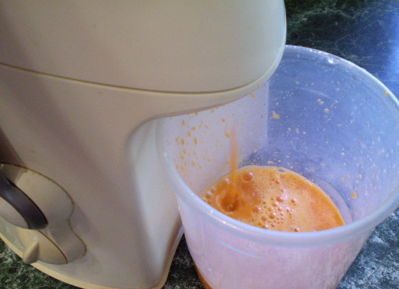 1. Этап. Морковный сок для похудения: 3. С помощью соковыжималки отожмите сок.