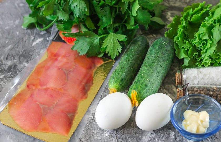 1. Этап. Салат с горбушей, огурцом и яйцом: Подготовьте указанные ингредиенты. Куриные яйца заранее отварите и остудите в холодной воде.