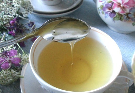 1. Этап. Чай зеленый с ароматными добавками: По рецепту предусматривалось добавить мёд (30 мл) в общий чайник и размешать до полного растворения, но лучше мёд по желанию и вкусу добавить каждому в свою чашечку.