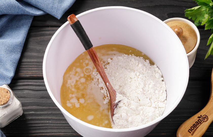 1. Этап. Армянский хачапури: Затем частями добавьте муку.