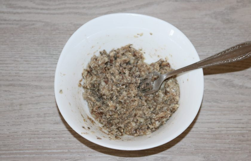 1. Этап. Салат из риса и шпрот: Шпроты разомните вилкой.