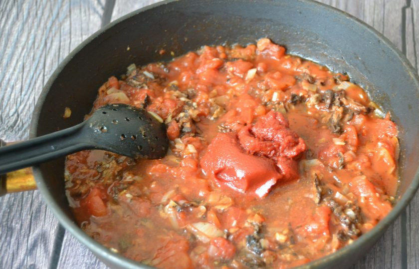 1. Этап. Польпетте: Добавьте в соус мясной бульон.