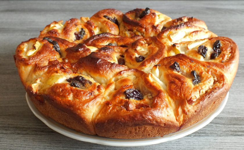 1. Этап. Дрожжевой пирог с яблоками и изюмом: Если вы любите тёплую выпечку, то пирог самое время подать к столу.