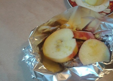 1. Этап. Куриное филе с яблоками и черносливом: На яблоки укладываем обжаренное филе, затем опять яблоки. Поливаем остатками масла со сковороды (по желанию), посыпаем цедрой и поливаем лимонным соком.