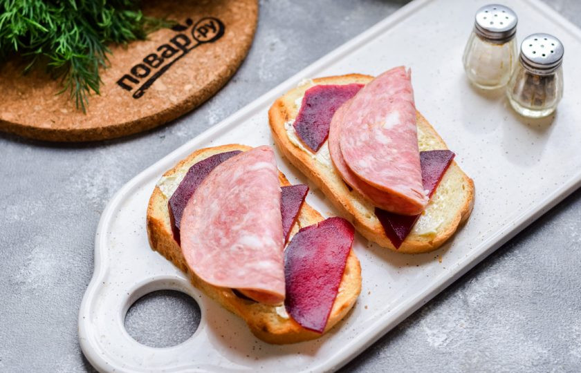 1. Этап. Датские бутерброды: Сверху выложите несколько ломтиков ветчины.