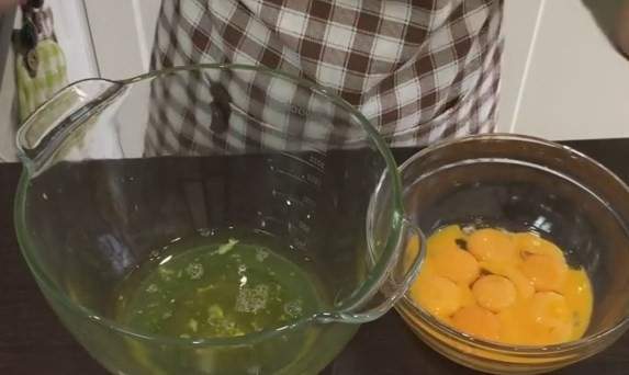 1. Этап. Простой торт со сметаной: 1. Для бисквита разделите яйца на белки и желтки. В белок добавьте щепотку соли, взбивайте параллельно с желтками.