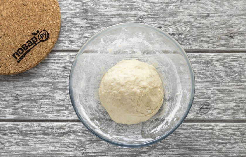 1. Этап. Кальцоне с овощами: Замесите однородное эластичное тесто. Накройте его полотенцем и уберите в теплое место подняться на 1 час.