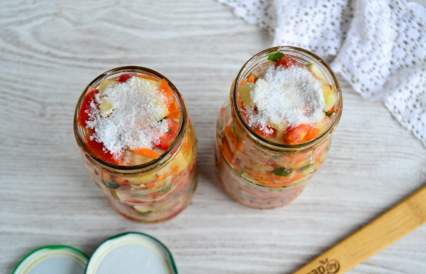 1. Этап. Овощная заправка на зиму: Разложите все по чистым и стерилизованным баночкам. У меня получилось 2 баночки объемом 450 мл. Хорошо утрамбуйте. Сверху дополнительно присыпьте щепоткой соли.