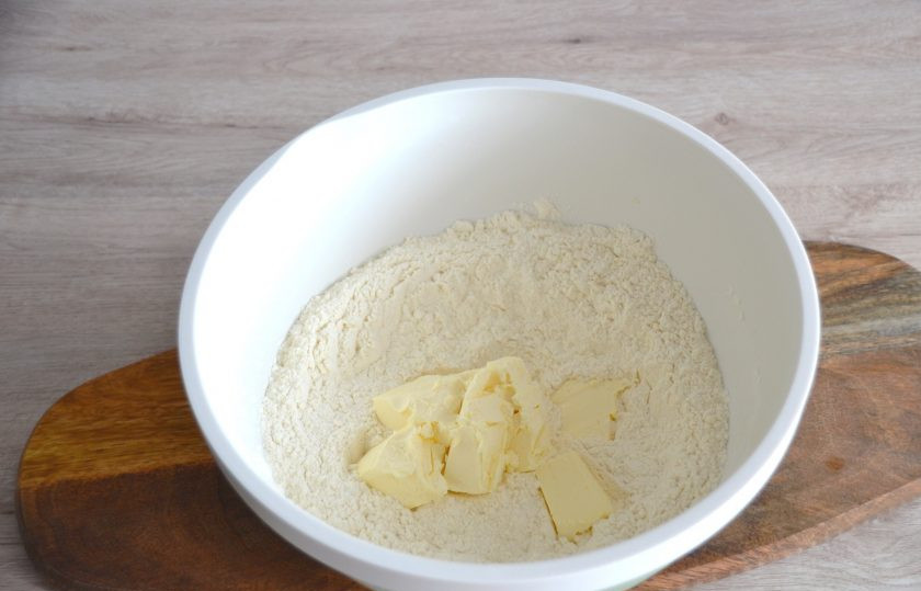 1. Этап. Яблочный пирог Восторг: Добавьте холодное сливочное масло, перетрите все в крошку.