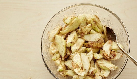 1. Этап. Закрытый яблочный пирог: 5. Аккуратно перемешайте. При желании можно добавить в начинку горсть изюма или сушеную клюкву, например.