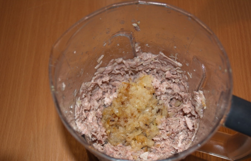 1. Этап. Вареники по-донскому: Репчатый лук нарежьте кубиками и обжарьте на растительном масле. Слегка остывший лук добавьте в чашу к мясу. Измельчите мясо с луком в блендере.