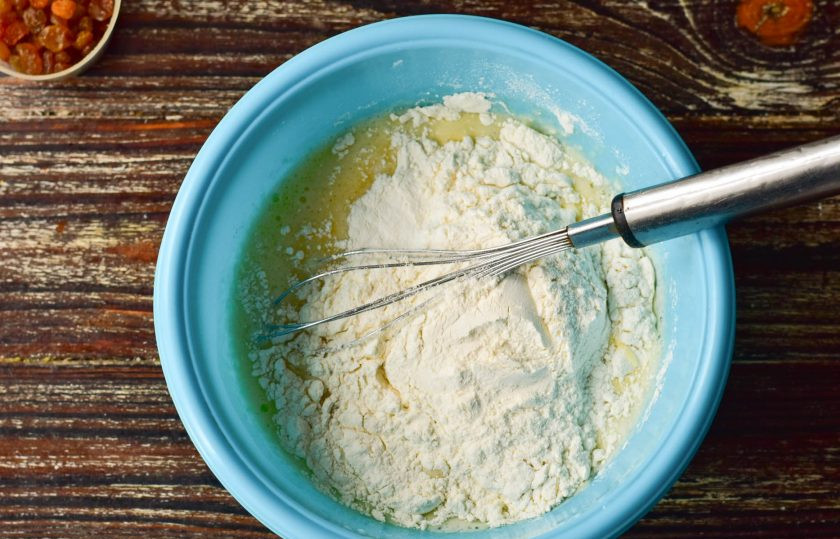 1. Этап. Сливочные капкейки: Добавьте муку и разрыхлитель. Хорошо все перемешайте.