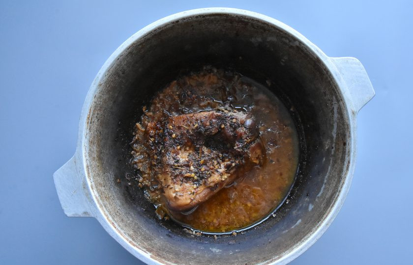 1. Этап. Рваная свинина: Духовку разогрейте до 160-170 градусов. Поставьте посуду с мясом, накрыв ее плотно крышкой или обернув фольгой. Запекайте мясо от 4-8 часов, в зависимости от веса.