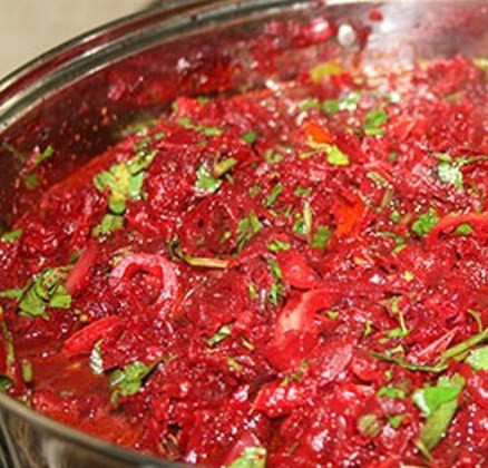 1. Этап. Заправка для борща: Еще раз перемешайте заправку с зеленью и протушите еще 5 минут.