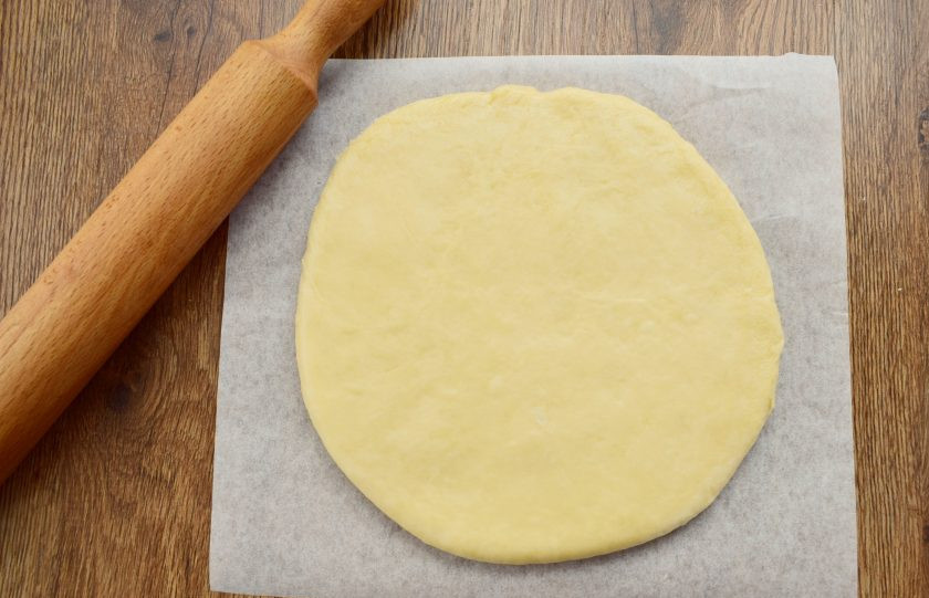 1. Этап. Медовый торт Пчелиный укус: Подошедшее тесто обомните, округлите и раскатайте в круглую толстую лепешку.