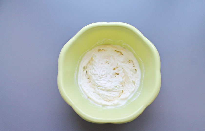 1. Этап. Банановый мусс со сливками: Сливки взбейте в пышную массу.