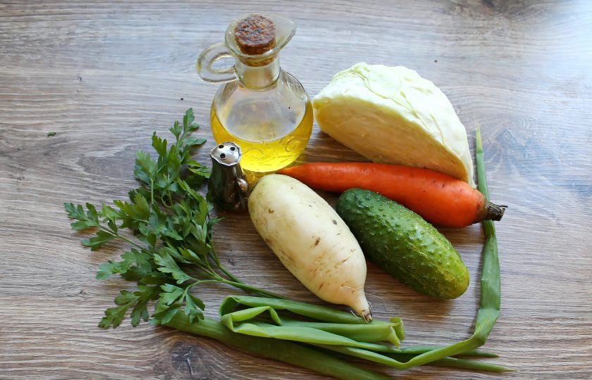 1. Этап. Салат с капустой и дайконом: Подготовьте все необходимые ингредиенты для приготовления салата с капустой и дайконом. Овощи и зелень вымойте и обсушите.