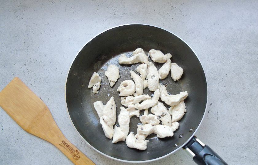 1. Этап. Салат Лада: Жарьте филе до готовности 7-8 минут.