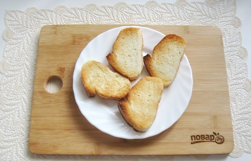 1. Этап. Бутерброды с яйцом и огурцом: Ломтики хлеба поджарьте в тостере или на сухой сковороде.