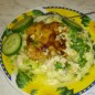 Филе куриной грудки с мускатным орехом Берём филе грудки, желательно охлаждённое, а не замороженное, раскладываем и режем повдоль на полоски, толщиной ~1см, затем поперёк такой же толщиной. В полученное мясо добавляем водичку и перемешиваем, чтобы жижечка потом осталась. Затем солим, перчим и добавляем мускатный орех. Орех лучше самому потереть на тёрке, т. к. от свежетёртого гораздо больше аромата и вкуса. Но, если нету цельного, то можно и покупной молотый, приблизительно 1 или 1.5 чайной ложечки, кому как нравится.)) После того, как перемешали, в мясо добавляем 100г майонеза и 100г сыра. Опять перемешиваем. Можно дать постоять минут 20, чтобы всё хорошо пропиталось и разошлось. Я ещё добавляю немного соевого соуса, чтобы мяско было понежнее. Иногда оно бывает жестковатым. Но это кто как хочет, можно и так, и эдак.)) Наливаем и распределяем на противне масло, после чего выкладываем мясо. Толщина слоя желательна неменьше 2-х сантиметров, иначе суховато получится. Чуть незабыл про лук, режем кому как нравится, не крупно и не мелко)) я режу вот так, квадратиками по 5-7мм. Количество зависит от любви к луку, мы ложим неочень мало. Выкладываем лук на филе. Чуть-чуть подсаливаем и перчим. При желании можно и мускатным слегка посыпать. Смазываем оставшимся майонезом. Посыпаем оставшимся сыром. Есть также такой вариант: Смешать майонез с сыром, и размазать поверх лука. Так корочка получается более нежная.)) Ставим в разогретую духовку. Я обычно выставляю 160 градусов, верх и низ. Ставлю на нижнюю полочку. Минут через 20, переключаю на низ и держу тоже ~20мин.. Затем ещё минут 15 на верх и низ, или как сыр поджарится. У меня тут слегка сильно зажарился. Полученную вкуснятину режем на порции. На гарнир, обычно, делаем картофельное пюре. Сверху, или сбоку, укладываем филе. Картошку слегка поливаем соком с противня. Украшать можно зеленью и огурчиками.