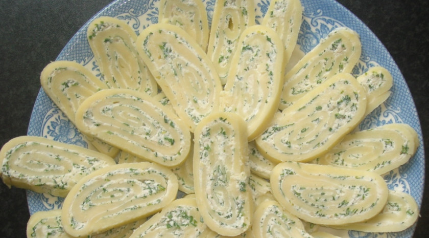 1. Этап. Рулет с зеленью: 5. И вот такую красоту в итоге получаем! Приятного аппетита!