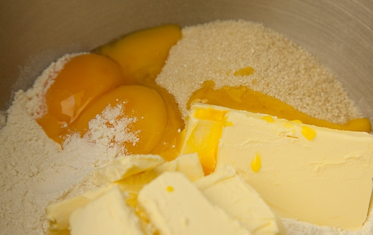 1. Этап. Песочные корзиночки с ягодами: Смешайте в посуде маргарин, муку, сахар и яйца. Замесите тесто. Тесто должно получиться эластичным.