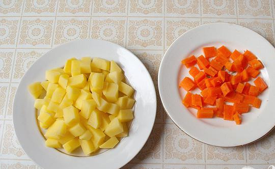 1. Этап. Суп из семги с зеленым горошком: 1. Очищаем от кожуры морковь и картофель, промываем и нарезаем кубиками. Наливаем воду в кастрюлю и ставим на огонь, когда закипит, бросаем в нее целую луковицу и морковь (очищенные). Минут через семь добавляем промытого риса и картофеля.