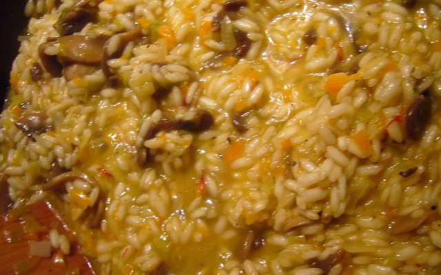 1. Этап. Ризотто с овощами и грибами: Через 10 минут - добавьте шампиньоны. Продолжайте вливать бульон, помешивая. В конце рис должен оставаться мягким снаружи, но твердым внутри.