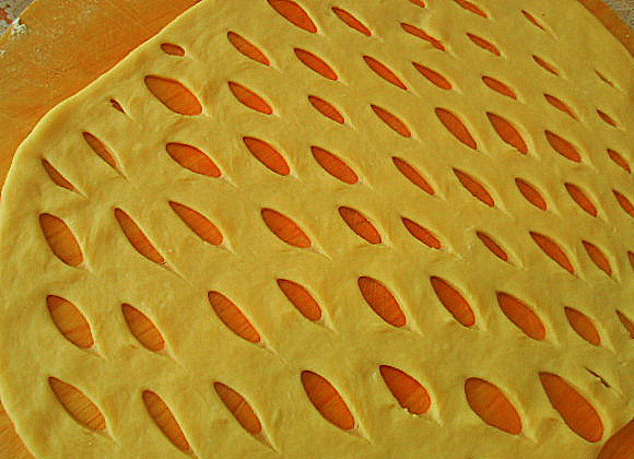 1. Этап. Мамины пироги: Из колобочка по-меньше,тоже раскатываем пласт и ножом делаем на нем надрезы.