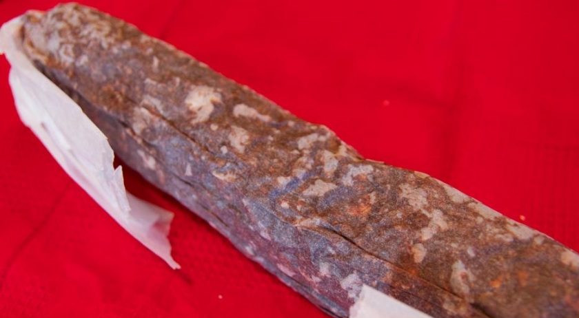 1. Этап. Рецепт печенья Колбаска: Выложите получившуюся массу на пергаментную бумагу или пленку и скрутите в форме колбаски. Отправьте в холодильник на 4-5 часов.