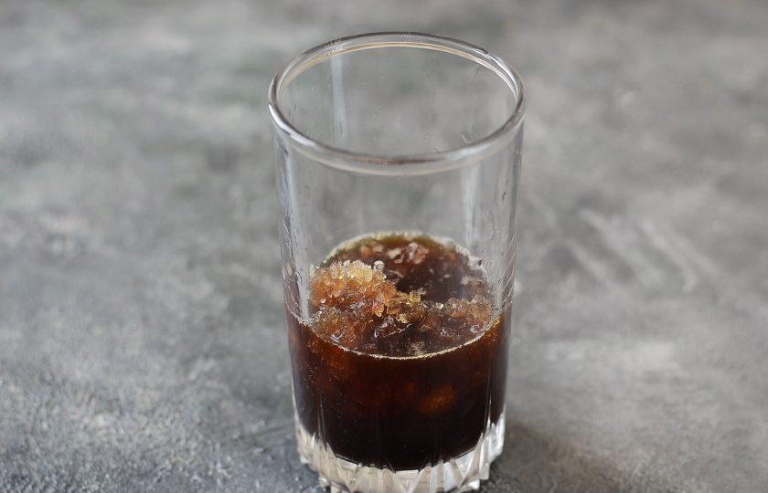 1. Этап. Фредо капучино: Затем насыпьте лед.