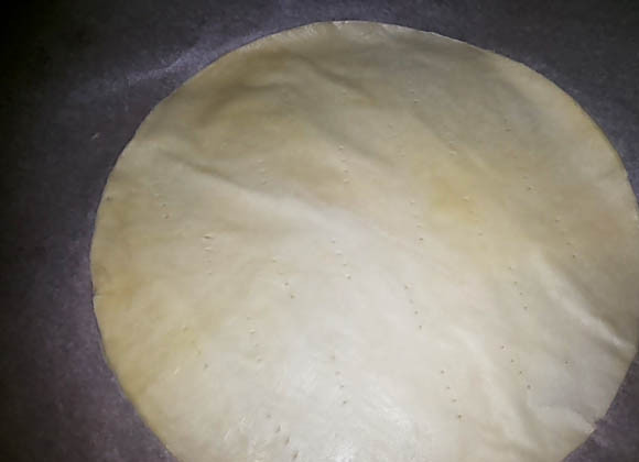 1. Этап. Торт Наполеон старый: На лепёшке сделайте проколы вилкой по периметру.