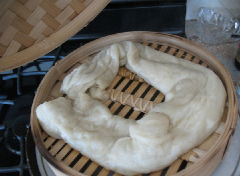 1. Этап. Цуйван: 9. Выложите рулет в пароварку и готовьте 5 минут, затем удалите.