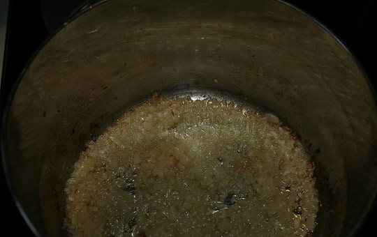 1. Этап. Томатный суп-пюре для похудения: Теперь наливаем в кастрюлю оливковое масло и обжариваем на нем измельченный лук и чеснок до прозрачности.