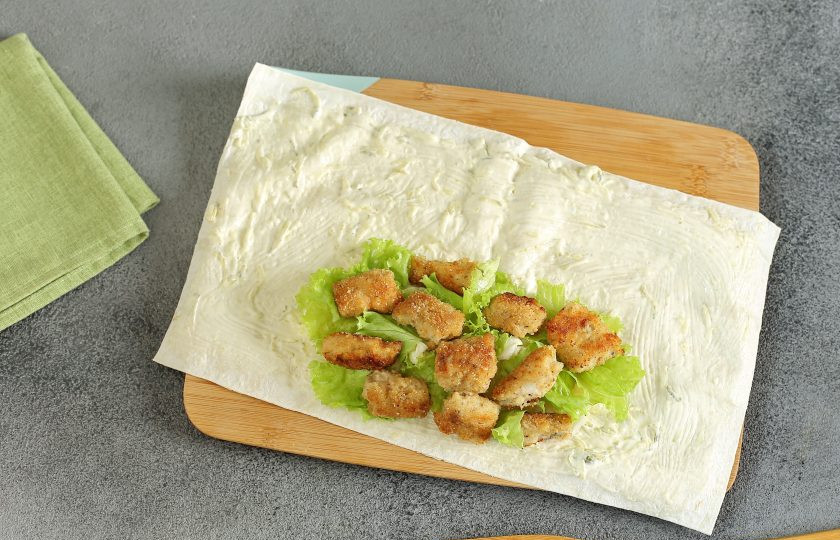 1. Этап. Фишролл: Сверху выложите порванные руками листья салата и обжаренные кусочки рыбы.