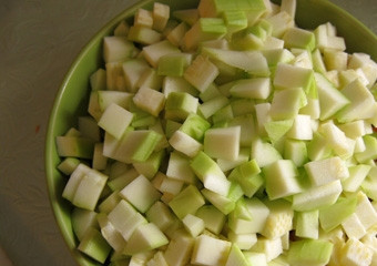 1. Этап. Диетический суп: Далее на кусочки аналогичного размера нарезаем кабачок.