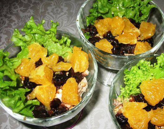 1. Этап. Салат Черная курица: 2. На дно креманок выкладываем листы салата. Дальше - куриное мясо и слой майонеза, а затем измельченные орехи, апельсин, чернослив.