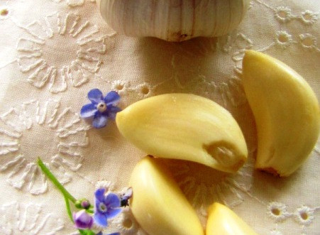 1. Этап. Соус для хинкали: Итак, приступим, для начала нам нужно почистить чеснок, вы можете положить его в соус больше или меньше, в зависимости от того, какой остроты соус вы хотите получить.